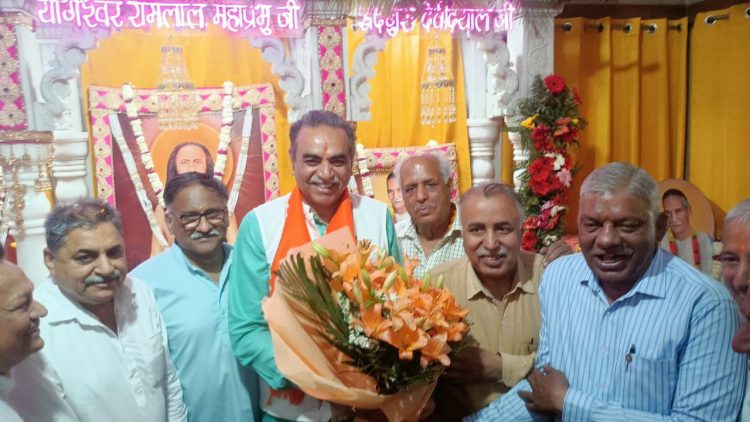 BJP candidate from Chandigarh Sanjay Tandon participated in cricket tournament and Yoga Sabha