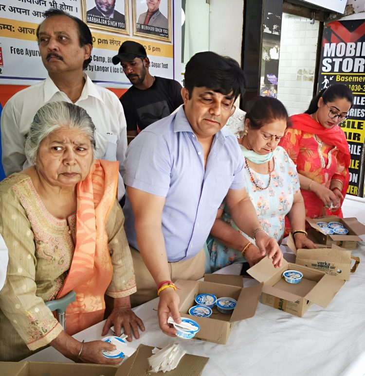 Ice cream langar was organised on the 80th birthday of renowned family doctor S. Harbhajan Singh Yogi