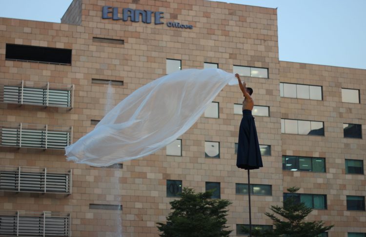 Nexus Elante Shoppers Witness the Magic of RoZéO’s Aerial Spectacle
