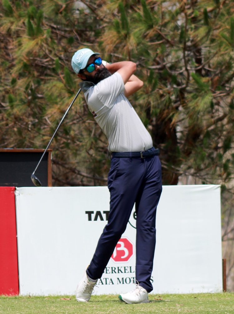 Aeroplaza League : Sneakin Golfers Triumph