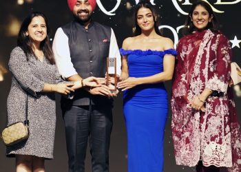 Vamika Gabbi gives Award for Excellence to Finesse Dental Cosmetic Laser Clinic