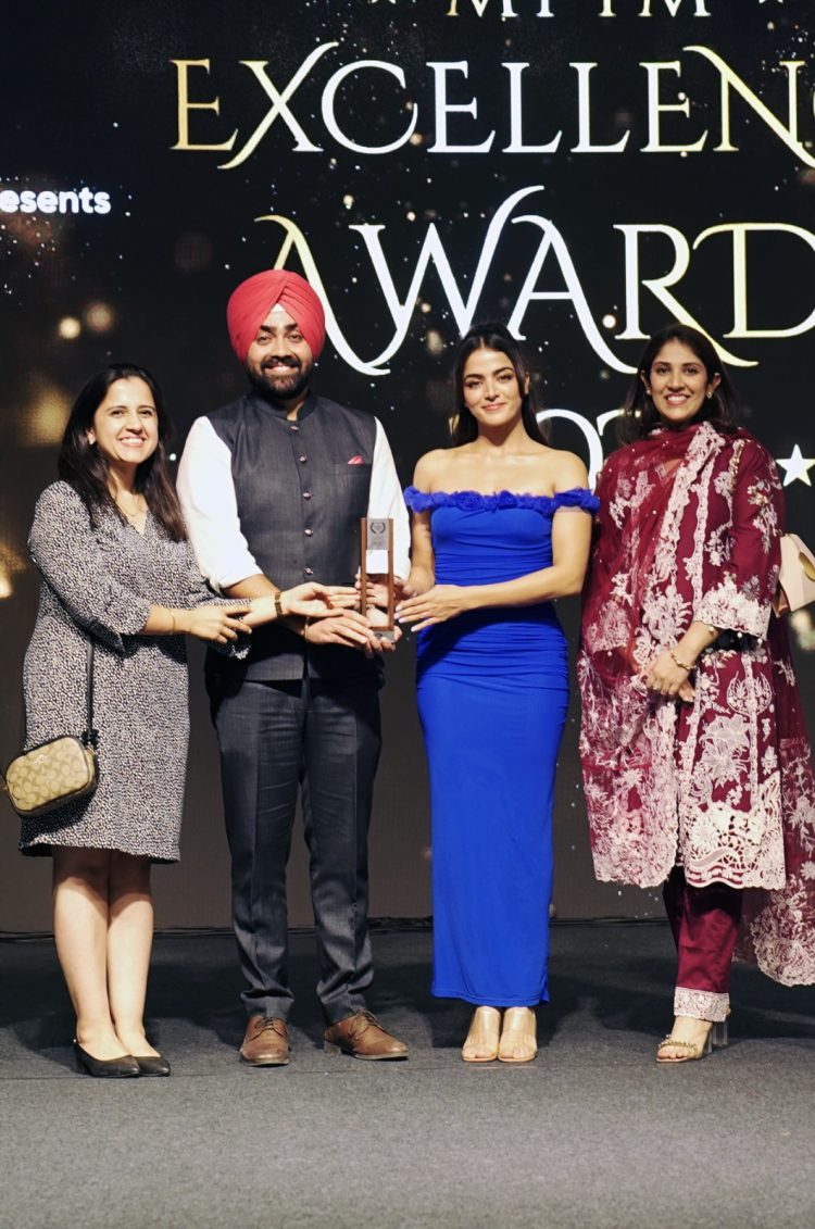 Vamika Gabbi gives Award for Excellence to Finesse Dental Cosmetic Laser Clinic
