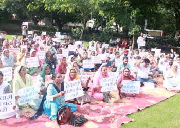 Education Dept’s Class-4 Workers Demand Equal Pay, Job Security in Mass Protest