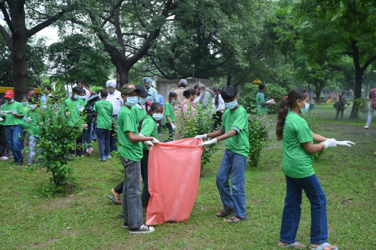 Swachhata Abhiyan Held at Sector 9 and Shivalik Gardens to Promote Clean City Mission
