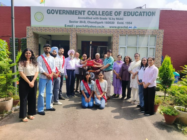 "Physics on Wheels: Anveshika Bharat Yatra Engages Students in Chandigarh"