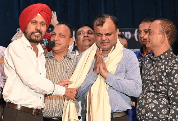 A colorful program was organized by the Artist Welfare Group.