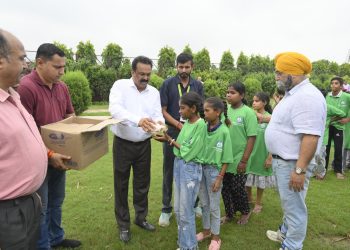 Children cleaned the Green Belts in Sector 26