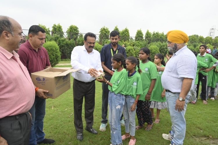 Children cleaned the Green Belts in Sector 26